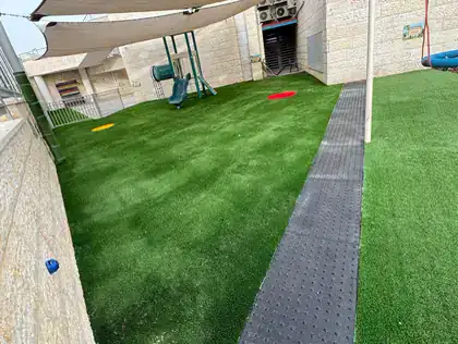 פינת משחק בגן ילדים עם דשא סינטטי