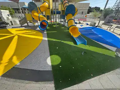 אזור בטיחות מדשא סינטטי סביב מתקני חצר