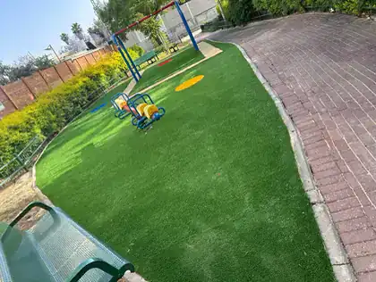 גן שעשועים ציבורי עם דשא סינטטי