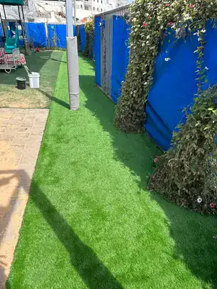 רצועת דשא סינטטי לאורך חצר מוסד חינוכי
