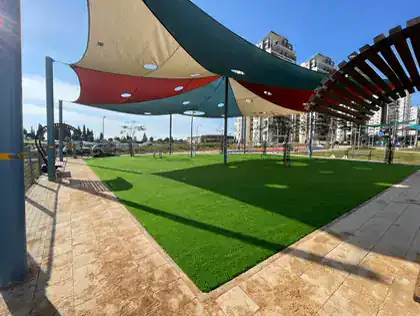 רחבת דשא סינטטי בחצר בית ספר